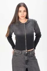 Cardigan de punto acanalado con efecto degradado, cuello redondo y cierre frontal completo con cremallera.