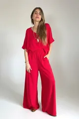 Conjunto de pantalón palazzo rojo con cintura elastizada y remerón rojo de mangas cortas.