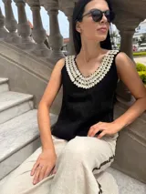 Musculosa marrón de cuero con cuello en V y detalle de caracoles cosidos a mano en el escote y sisas.