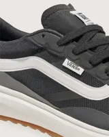 Championes Vans modelo Ultrarange 2.0, color negro con detalles en blanco y suela de goma color caramelo. Presentan diseño moderno con entresuela amortiguada, sistema de cordones y estructura reforzada en el talón.
