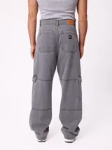 Jean cargo de corte wide leg en color gris lavado. Presenta bolsillos laterales con solapa, costuras reforzadas y diseño holgado.