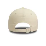 Gorro New Era 9FORTY ajustable, color beige con visera negra, logo de los New York Yankees bordado en el frente y parche conmemorativo de la Serie Mundial en el lateral.