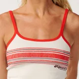 Musculosa de algodón acanalado con tirantes finos en contraste rojo, escote redondo y diseño corto ajustado. Presenta un estampado de franjas horizontales en el pecho y logo de la marca.
