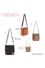 Bandolera negra con correa de tela ajustable en negro y rosa, cierre de cremallera superior, bolsillo frontal con cierre y detalle de borlas rosas. Incluye un parche circular rosa con un corazón negro en la parte inferior derecha.