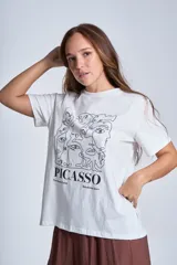 Remera de algodón color beige con estampado frontal de arte lineal inspirado en Picasso y texto alusivo al museo de Barcelona.