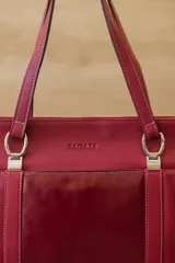 Cartera tipo shopper de cuero genuino marrón con panel central de textura símil cocodrilo y herrajes metálicos plateados.