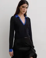 Remera de algodón con cuello camisero y escote en V profundo, de manga larga con puños en contraste de color.