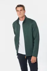 Campera de felpa color verde oscuro, con interior de polar, cuello alto, cierre frontal completo y un bolsillo en el pecho con cierre vertical.