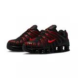 Championes Nike Shox TL con diseño icónico y amortiguación mecánica en color negro con detalles en rojo. Cuenta con capellada de malla transpirable, estructura de TPU y suela de goma.