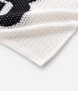 Remera de corte oversized confeccionada en tejido jacquard de color blanco con textura calada. Presenta mangas cortas, cuello redondo y un diseño gráfico deportivo con el número 23 en color negro en la parte frontal.