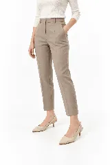 Zapatos slingback de cuero vacuno en color beige, con taco fino bajo de 6 cm, punta fina cerrada y tira ajustable en el talón.