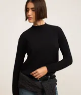 Suéter de punto bordó, con cuello alto, mangas largas y costuras verticales decorativas en el frente.