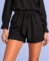 Short negro de tiro alto con textura sutil, pretina elástica y lazo ajustable para atar en el frente.