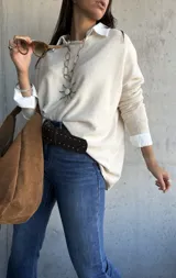 Sweater oversize de tejido de punto fino en color natural, con cuello redondo y mangas largas con puños rectos.