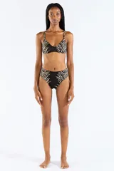 Bombacha de bikini tiro alto con estampa animal print de cebra sobre base negra y cobertura media.