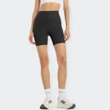 Calza corta deportiva de tiro alto, color negro, con textura acanalada y líneas de contorno sutiles.