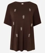 Blusa Marfinno de manga corta y cuello redondo, confeccionada en viscosa. Presenta un diseño marrón con pequeños bordados de piñas dispersos en la parte frontal.