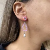 Aros colgantes con pasador naranja, pieza transparente con diseño amarillo y perla de río.