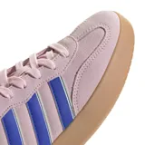 Championes urbanos Adidas modelo Bareeda W, confeccionados en gamuza color rosado con las icónicas tres tiras laterales en azul. Presentan interior en azul contrastante y suela de goma color caramelo.