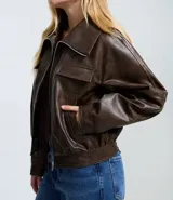 Campera bomber de Blue Steel confeccionada en poliuretano con efecto manchado. Presenta cuello inglés, cierre frontal por cremallera, bolsillos laterales y bajo ajustado.