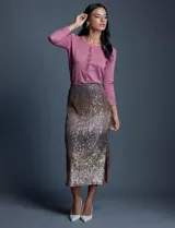 Cardigan tejido en hilado fino, marca Cable & Gauge, color negro. Abertura central con botones con brillo y mangas 3/4.