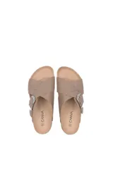 Sandalia de diseño cruzado con hebilla metálica lateral, confeccionada en material sintético con textura y suela de EVA.