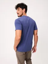 Remera de manga corta color azul, con cuello redondo y diseño clásico, confeccionada con un pequeño logo bordado en el pecho.