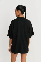 Remerón manga corta color crudo, con detalle de recorte en la espalda. Realizado en jersey de algodón y poliéster.