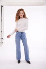 Polera negra de tejido de punto con cuello alto y mangas largas.