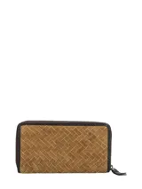 Billetera Rockford de color marrón, con diseño exterior trenzado en suede natural, cierre perimetral y detalles en cuero oscuro con placa grabada de la marca.