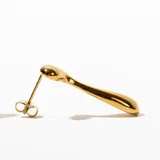 Aros colgantes dorados con forma abstracta.