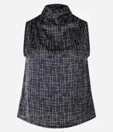 Blusa sin mangas de poliéster satinado color negro con estampado geométrico de líneas blancas y cuello alto drapeado.