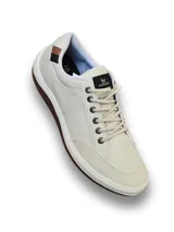 Championes urbanos color crema, con suela marrón y detalles en cuero marrón en el talón.