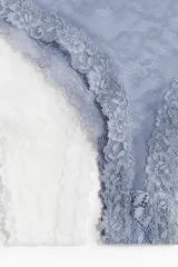 Pack de tres bombachas tipo brazilian de encaje, con tiro bajo, refuerzo interior y corte alto atrás. Incluye dos bombachas de color celeste y una bombacha de color blanco.