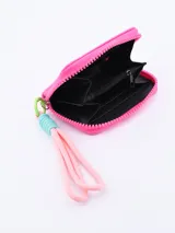 Billetera roja con cierre de cremallera y tira de agarre verde y amarilla.