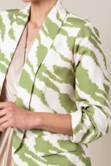 Blazer italiano estampado en tonos verde agua y blanco, de corte suelto, con solapa entera, bolsillos con tapa y mangas 3/4 fruncidas.