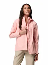 Campera impermeable Columbia modelo Arcadia II, color rosado, con tecnología Omni-Tech, costuras selladas, capucha ajustable, cierre frontal con solapa, bolsillos laterales con cierre y forro de malla transpirable.