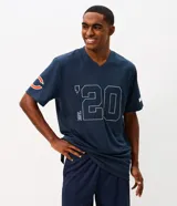 Remera deportiva de manga corta color azul marino, con cuello en V y estampa frontal de los Chicago Bears con numeración en tono blanco. Confeccionada en poliéster con tecnología dry de secado rápido.