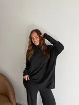 Pantalon de corte recto y holgado, confeccionado en tejido de punto acanalado, con cintura elástica.