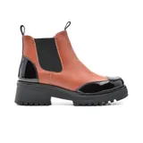 Bota Chelsea de cuero sintético color negro con elástico lateral, detalle de charol en puntera y talón, y suela track.