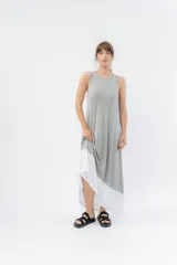 Vestido largo negro con base blanca, de corte suelto y sin mangas.