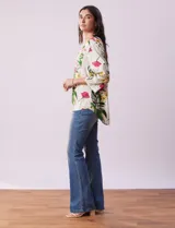 Blusa de lino estampada con flores, marca Cupio. Tiene cuello a la base, escote en V, abertura con botones, bolsillo en la delantera y mangas 3/4 regulables con presilla y botón.