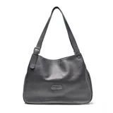 Cartera de hombro XL confeccionada en cuero vacuno con textura granulada. Presenta un diseño clásico con correa ajustable mediante hebilla metálica y placa frontal con el logo de la marca.