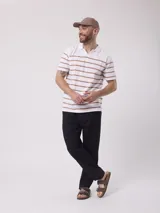 Remera de hombre azul con rayas horizontales blancas, cuello polo y mangas cortas.