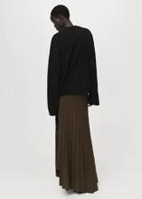 Cardigan negro de tejido de punto medio, con diseño extragrande, escote en V y cierre frontal con botones.
