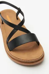 Sandalias negras con tiras cruzadas y hebilla ajustable, suela de corcho y plataforma.