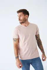 Remera básica de algodón color negro, con escote en V, manga corta y logo bordado en el pecho.