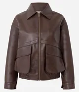 Campera de cuero sintético color marrón oscuro, con cuello clásico, cierre frontal metálico, dos bolsillos frontales amplios con solapa y ruedo con elástico.