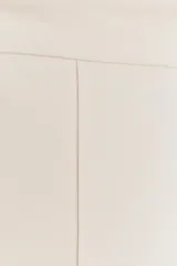 Pantalón de tiro alto con pernera recta y nervio marcado en el delantero. Cuenta con cintura elástica en la parte posterior, bolsillos delanteros y bolsillos de plastrón en la parte trasera. Cierre frontal con botón interior y ganchos.