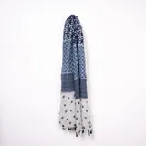 Pashmina rectangular de algodón color blanco con estampado geométrico en azul y terminación con flecos.